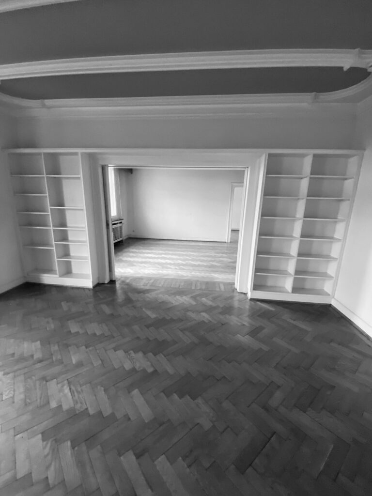 Startseite Von Einfach Entrümpelung besenrein geräumte Altbauwohnung in Düsseldorf
