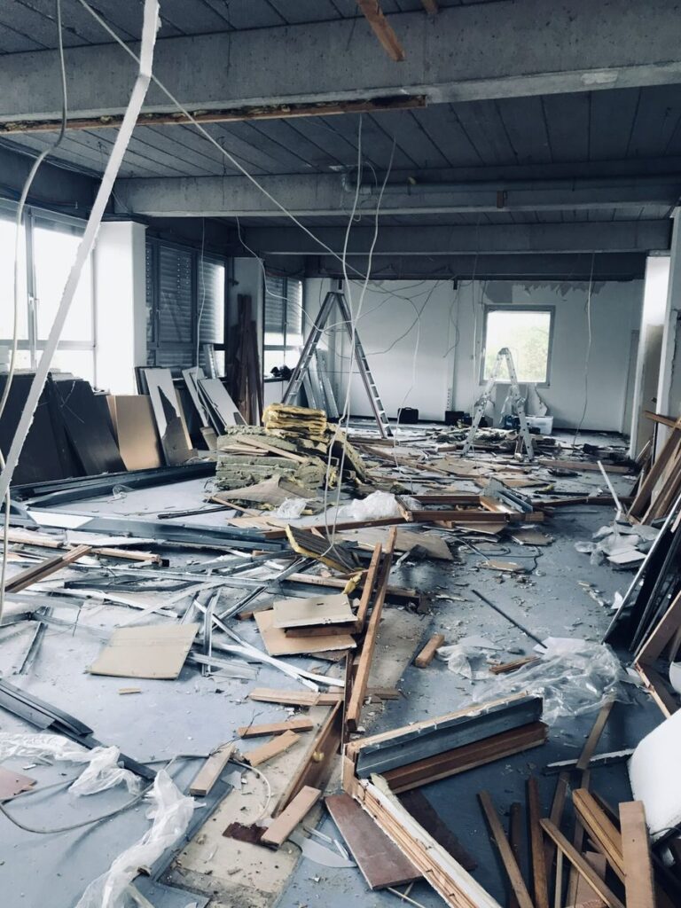 Startseite Vorher: Objekt während der Demontage